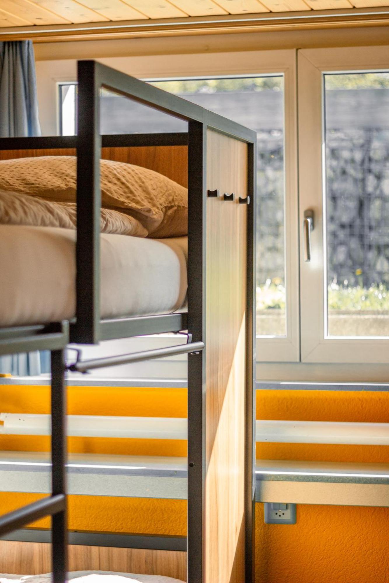 Bett im 6-Bett-Schlafsaal mit Gemeinschaftsbad